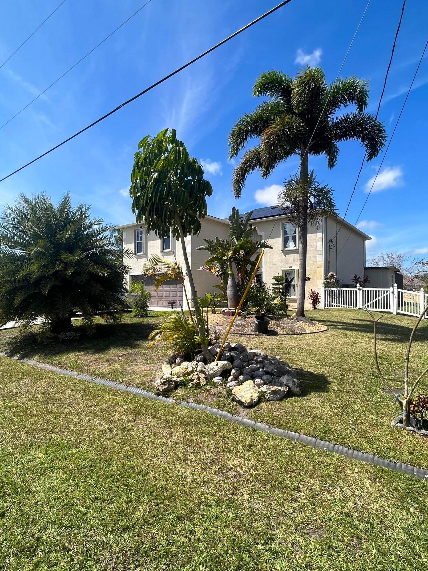 The perfect pool home for a large family !