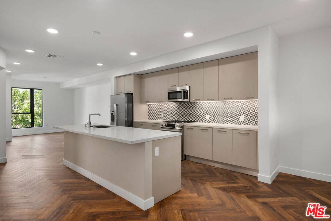 1250 N Fairfax Ave 1BR Hollywood Hills East La
