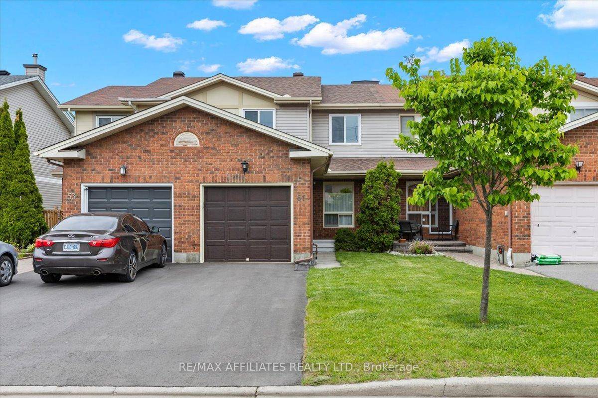 Beautiful 3 bedroom, 3 bathroom freehold townhouse in the heart of Hunt Club's Greenboro East neighbourhood, a perfect blend of comfort, convenience, and classic curb appeal, inviting front red brick ...
