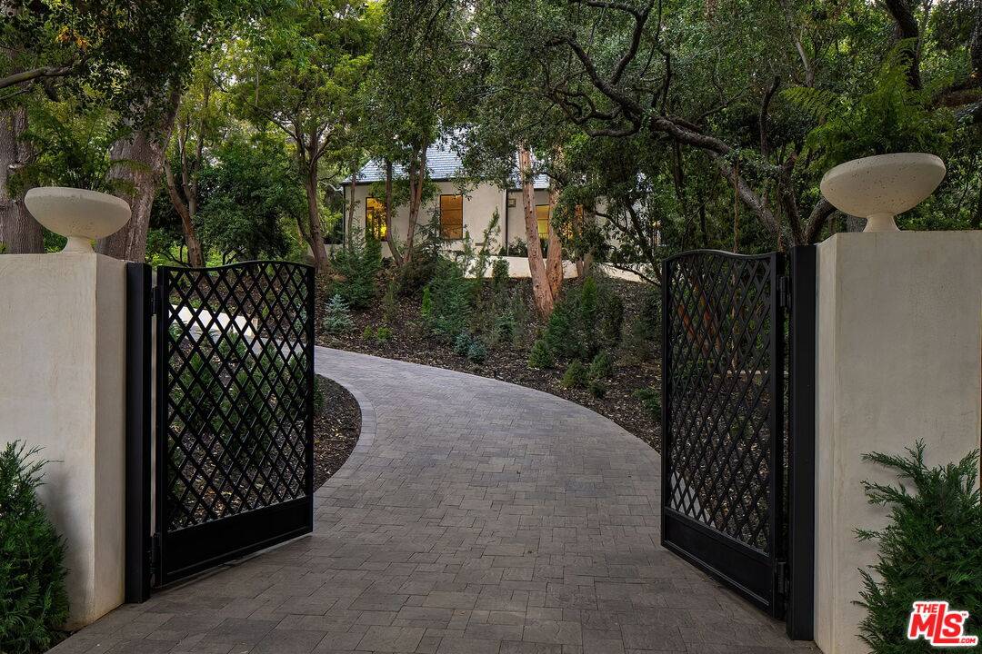 943   Moraga Dr 3BR Brentwood La