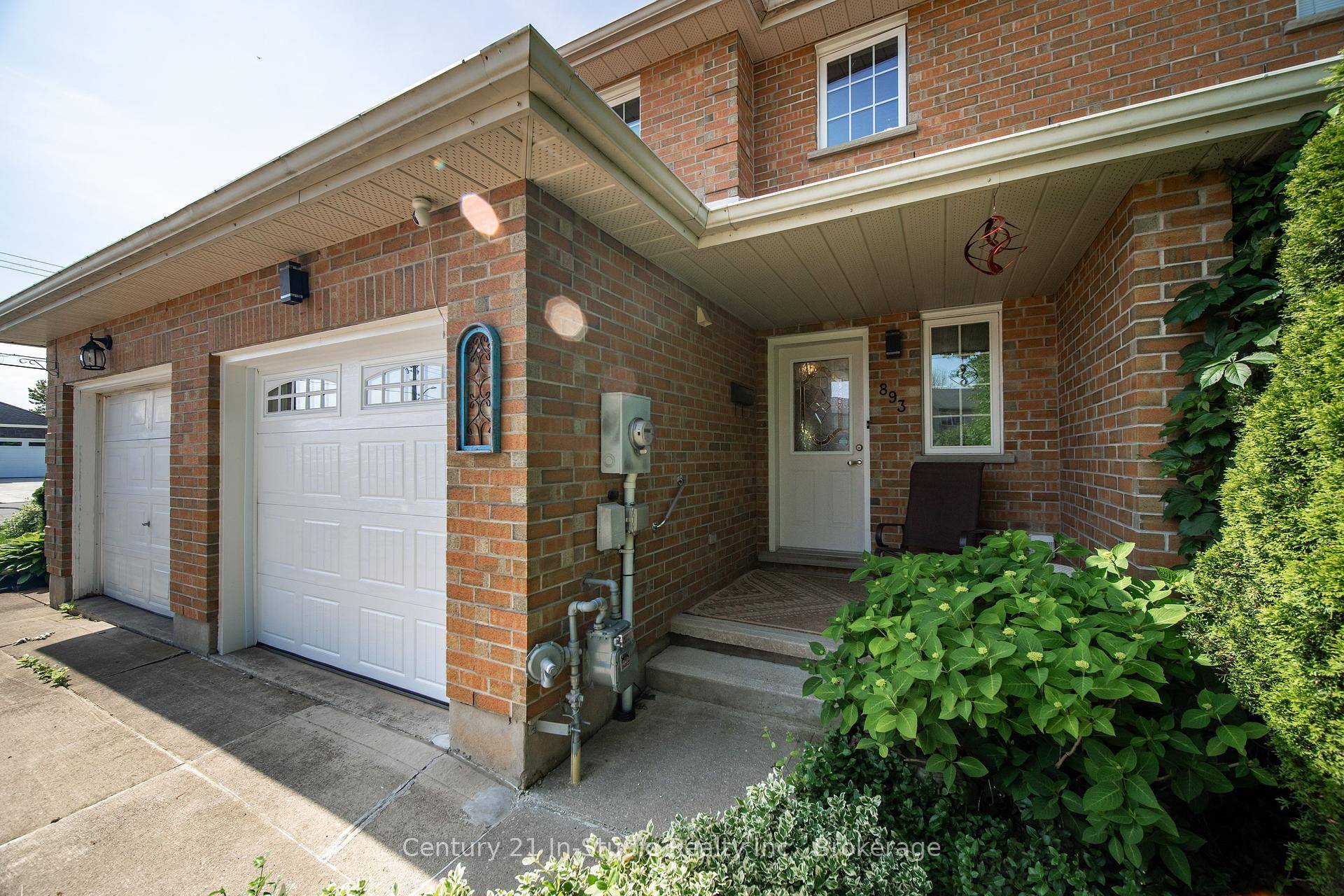 If you've been searching for a move in ready home thats low on maintenance but high on style and function, this East Side townhouse delivers.