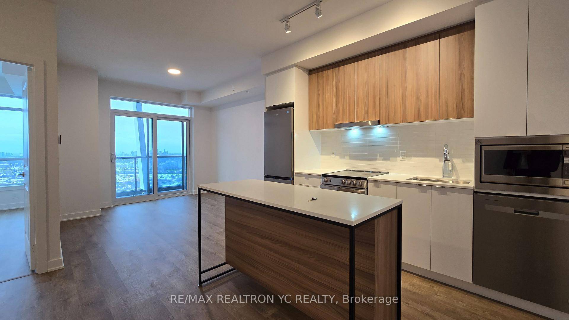 Welcome to a stunning 1 den with south view.
