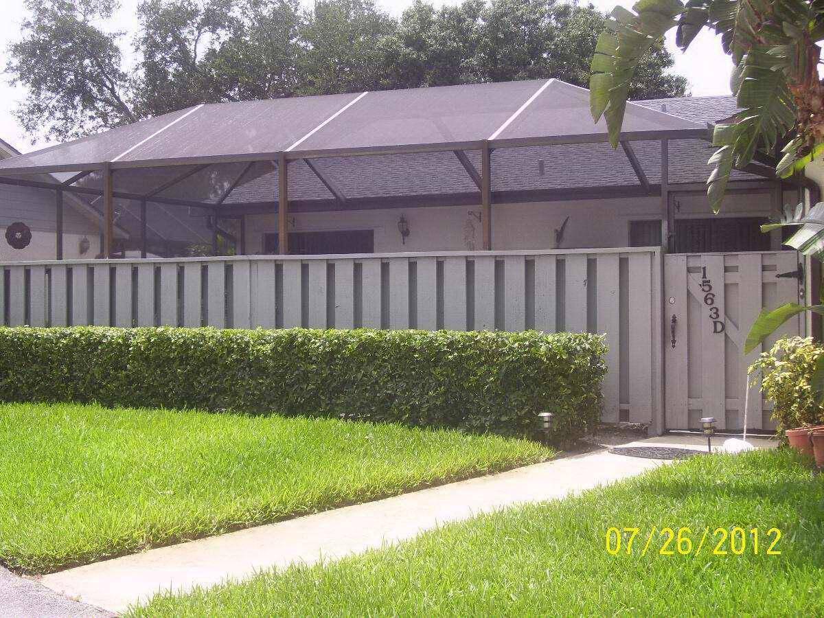 This charming 2 bedroom 2 bath Garden Villa is centrally located in the heart of Fort Pierce and is move in ready !