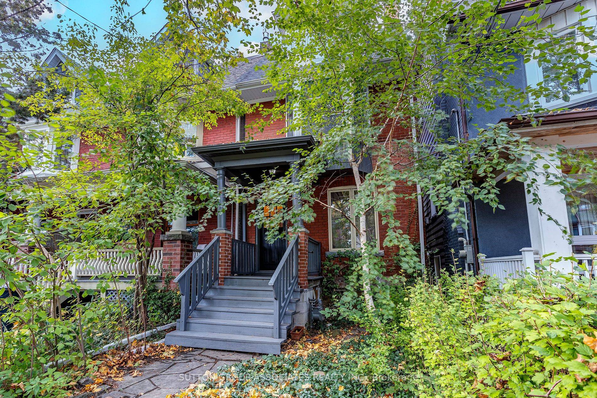 welcome to 543 crawford. this deceptively spacious detached home has just under 3000 sq ft of finished space on four floors.