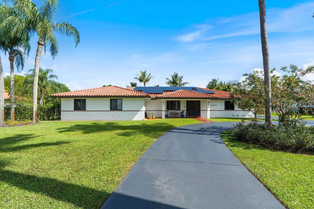 Set on a full acre in sought after Shenandoah this fully renovated modern hacienda style estate is a rare offering and the only 1 acre home currently available in the ...