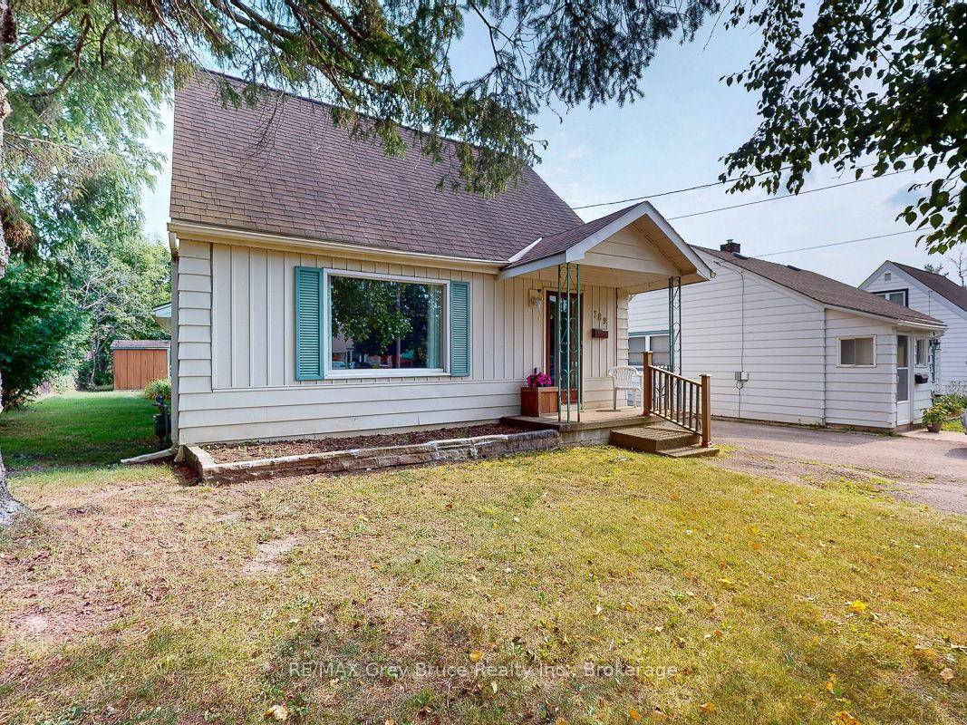 Charming amp ; Spacious 3 Bedroom home in a desirable neighbourhood !
