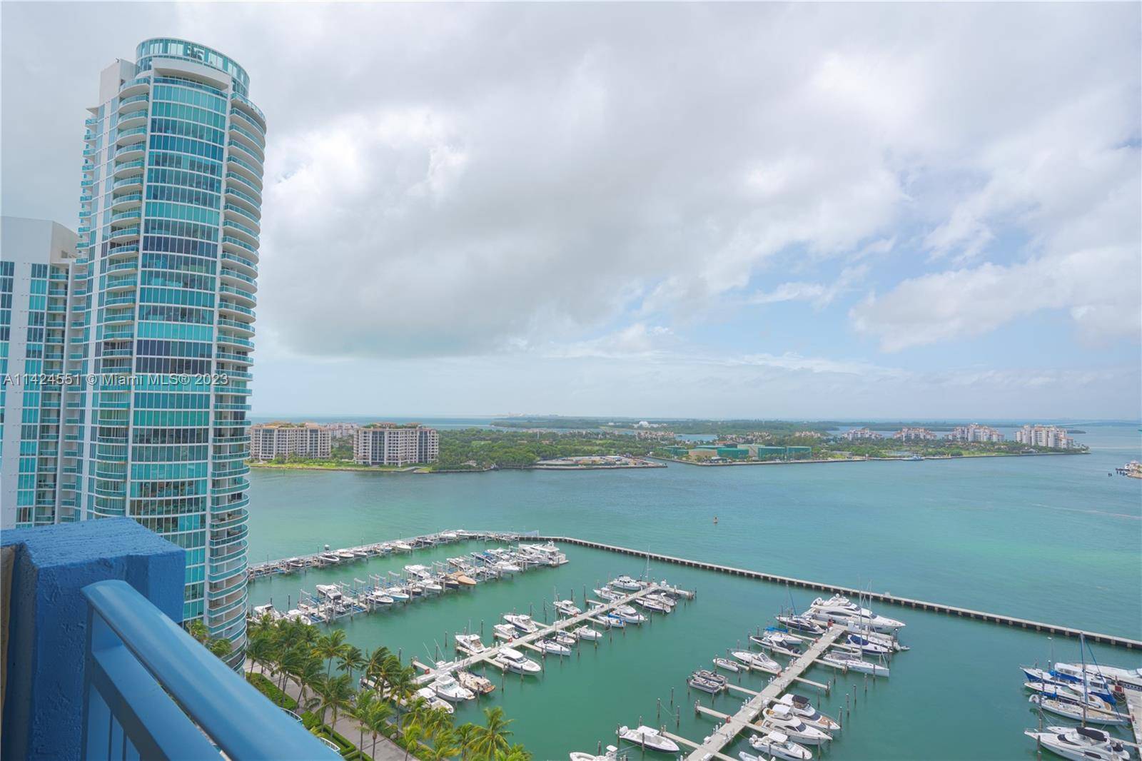 Breathtaking views of the Intracoastal and the Miami skyline from Yacht Club at Portofino !