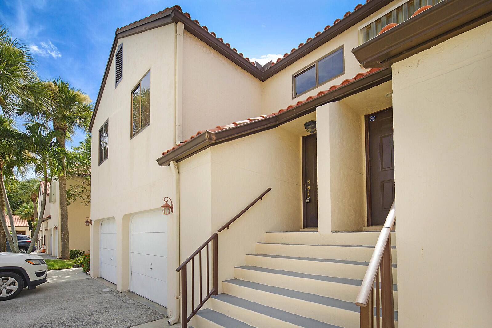 Welcome Home ! ! 3 bedrooms, 2 bathrooms, 1 car garage located in Dos Lagos.