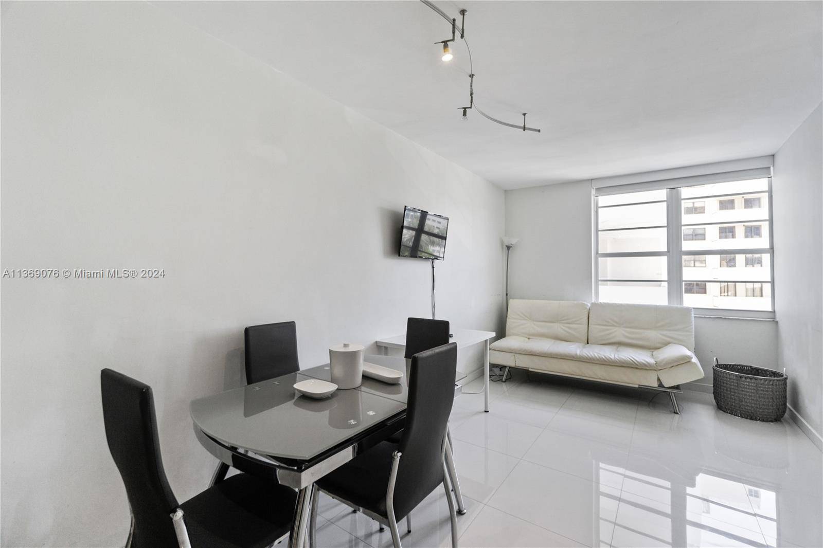 Beautiful fully renovated jr one bedroom in Decoplage condo, the best location in south beach !