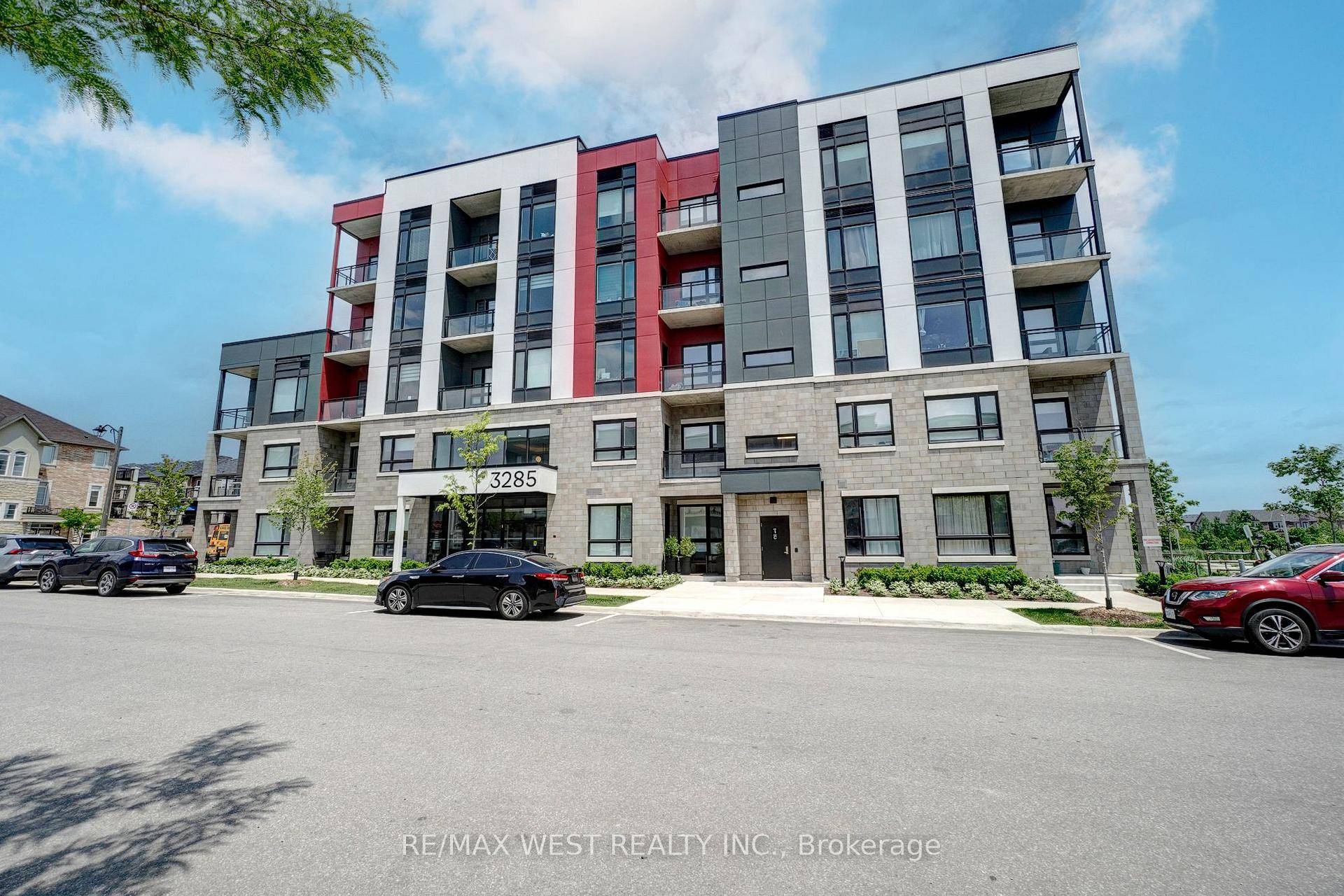 Welcome to this stunning 2 bedroom, 2 bathroom corner unit, filled with natural light thanks to its desirable eastern exposure in a prestigious Oakville neighbourhood.