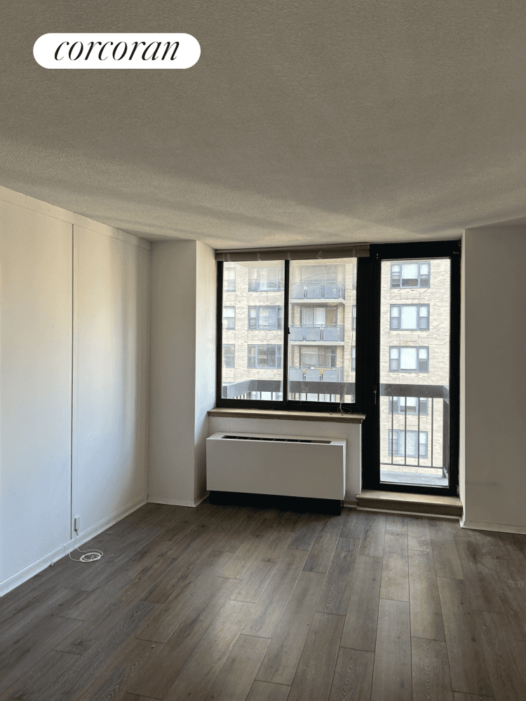 This junior one bedroom sits on a high floor with great city and river views from its balcony.