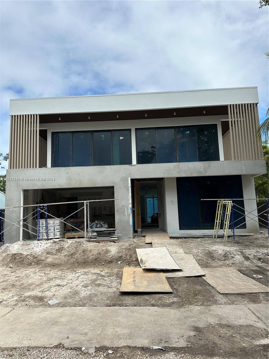 Welcome to the epitome of luxury living in the heart of the thriving Victoria Park neighborhood in Fort Lauderdale !
