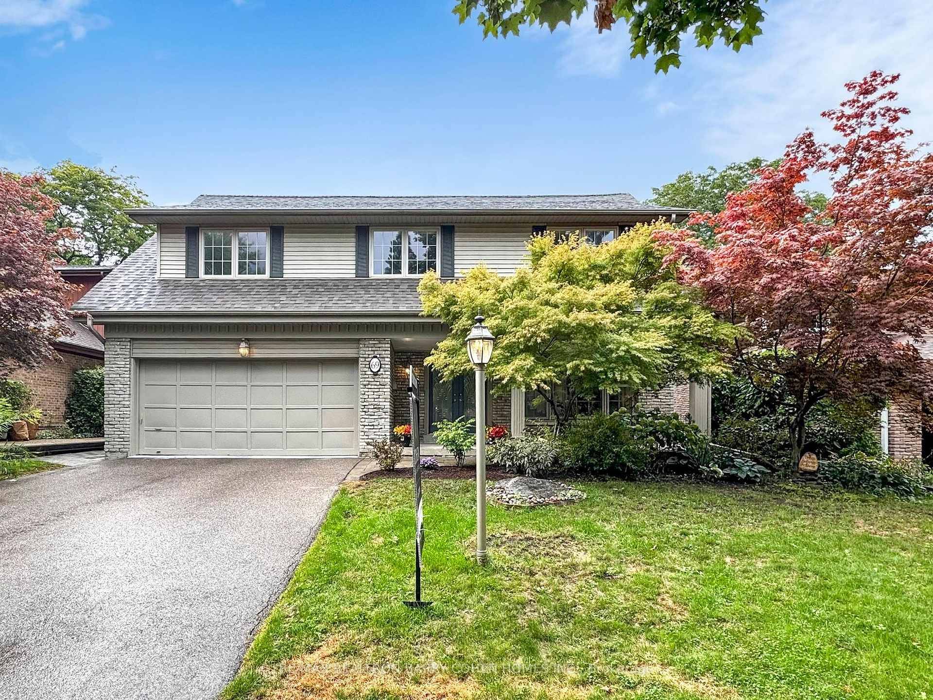 5 Br Home On Child Friendly Cres In The Denlow School District.