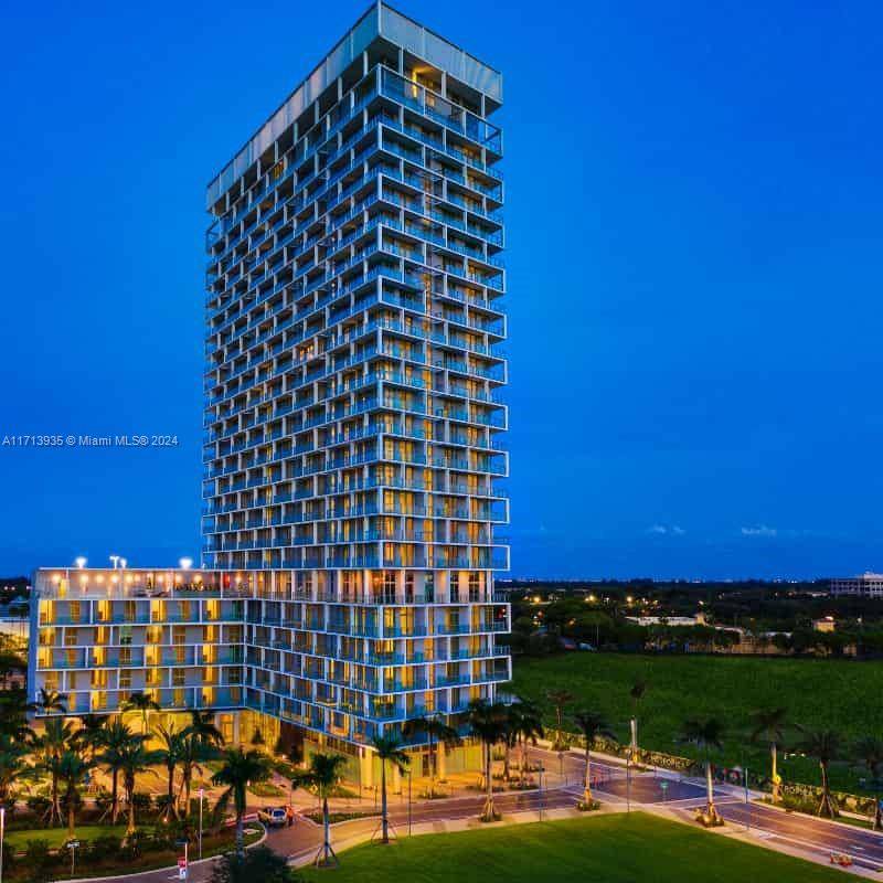 This luxurious 2 bedroom, 2 bathroom condo on the 22nd floor offers stunning views of the Florida Everglades.