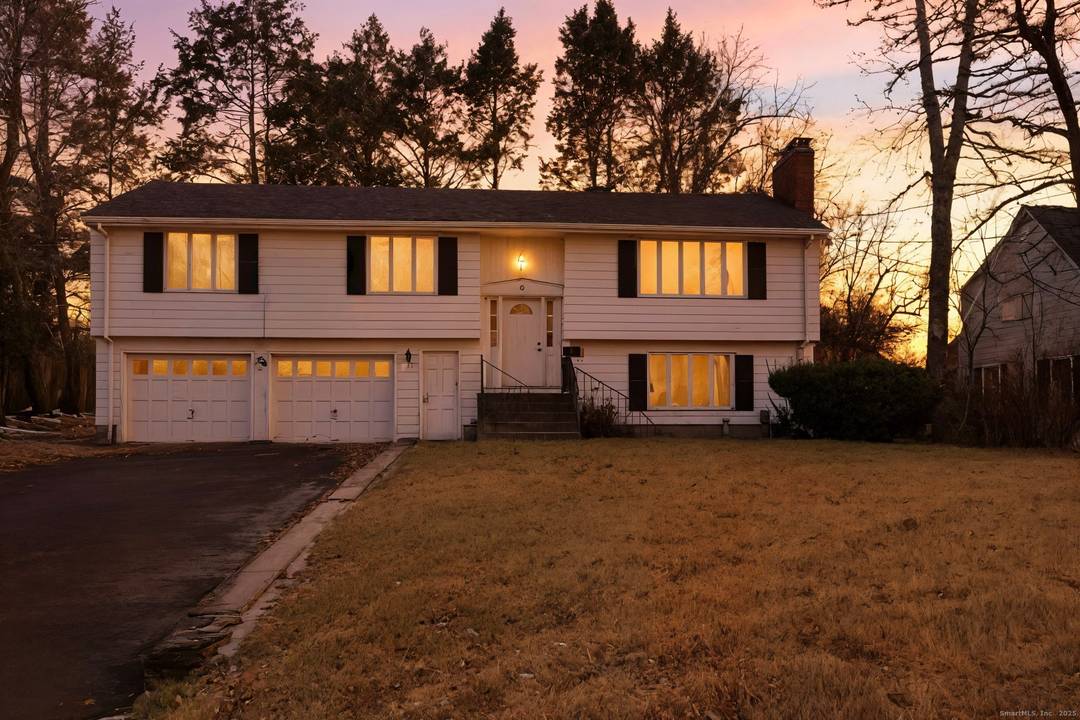 Welcome to this beautifully maintained 3 bedroom, 2.