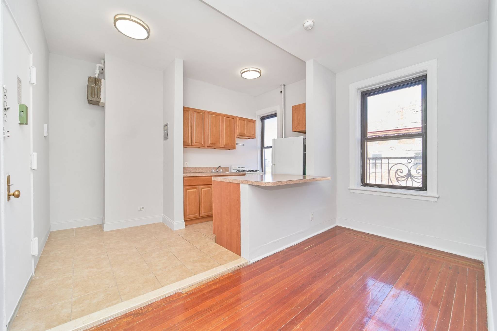 Large 1 Bedroom w Home Office or 2 bedroom with Hudson River ViewsApartment Amenities W D in unit Natural Sunlight Hardwood Floors Great Closet Space Massive Master BedroomBuilding and Neighborhood ...