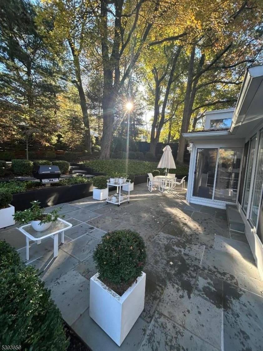 Essential elements offered in this contemporary split level residence, situated in The Highlands of Summit, include a flowing floor plan, spacious rooms, soaring ceilings an abundance of natural light.