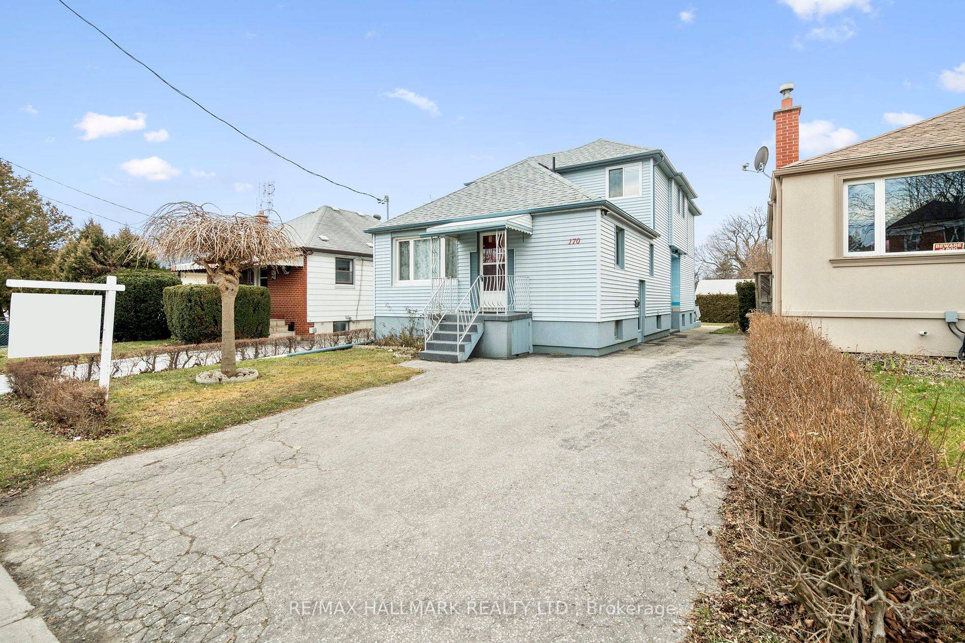 Excellent investment opportunity awaits you in a quiet pocket of the thriving Birchcliffe community between The Beaches The Bluffs !