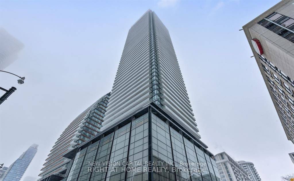 Welcome to this large 3 bedroom DEN with 2 bathrooms in Teahouse Condos.