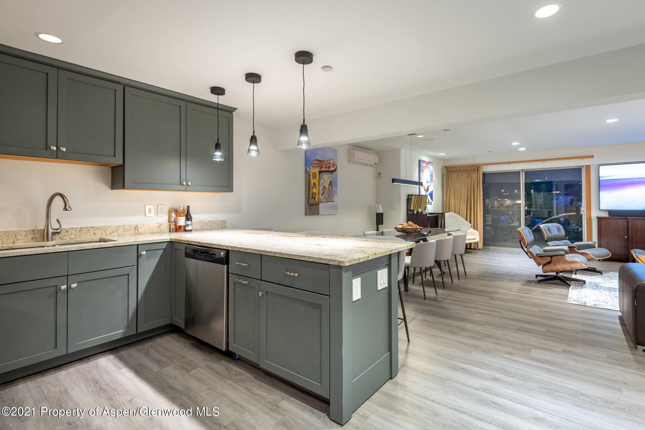 Newly renovated top floor condo located at the base of Aspen Mountain on Gondola Plaza, offers stunning views of Aspen from every room.