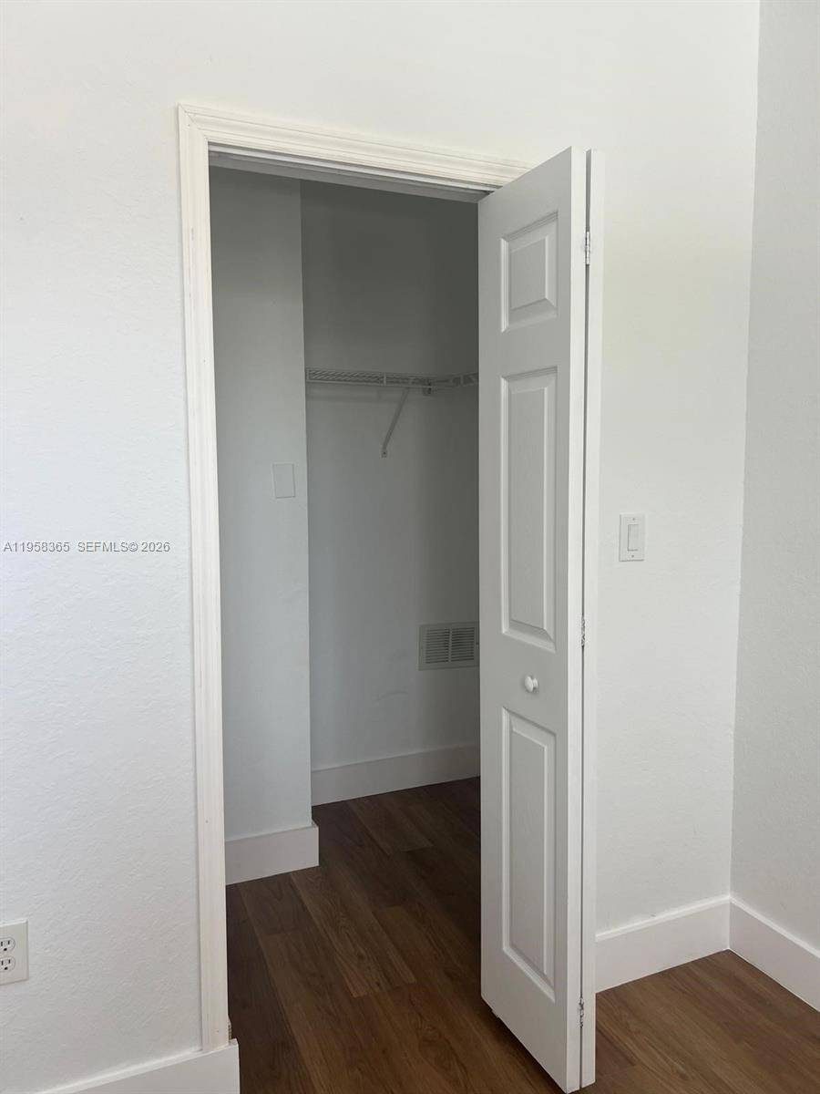 Great ! Corner townhome in Doral.