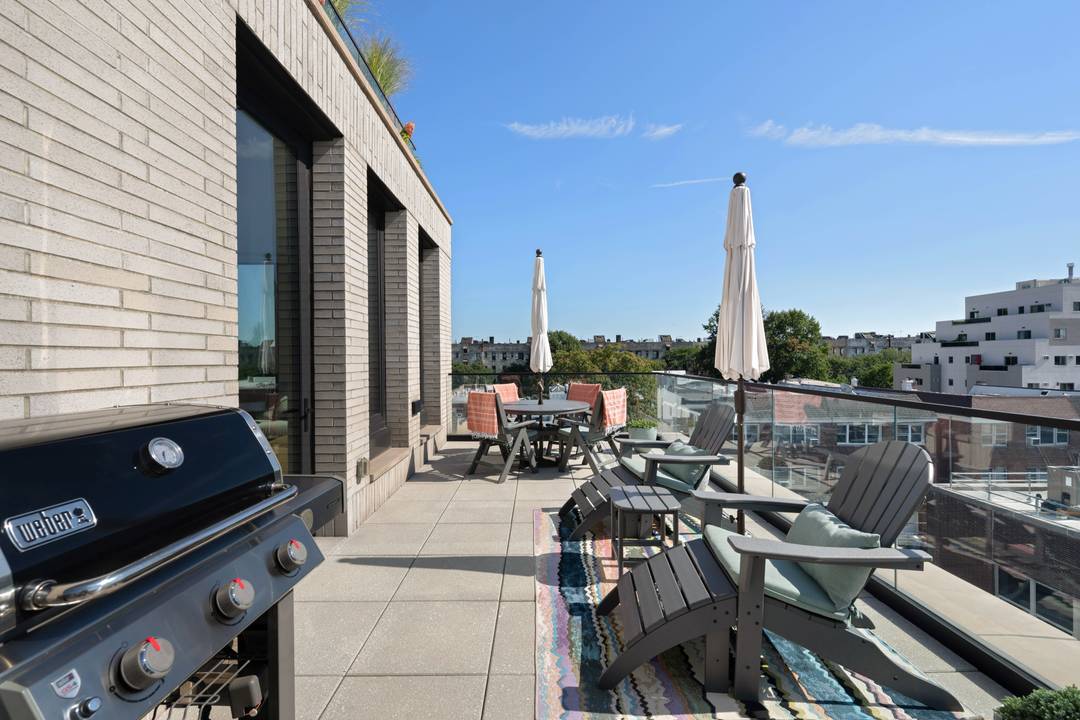 Welcome to The Rowan, Astoria s premier modern condominium offering the perfect blend of urban sophistication and neighborhood charm.