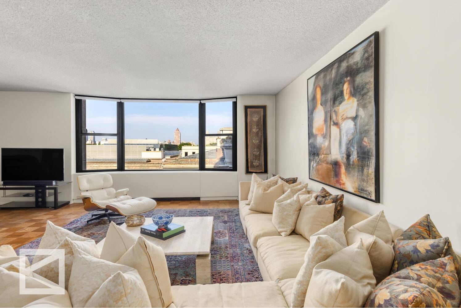 Designed by world renowned architect Philip Johnson, 1001 Fifth Ave is an Upper East Side icon of modern elegance.
