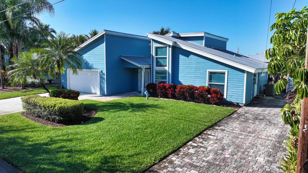 Live the ultimate Florida boating lifestyle in this 3 bed, 2.