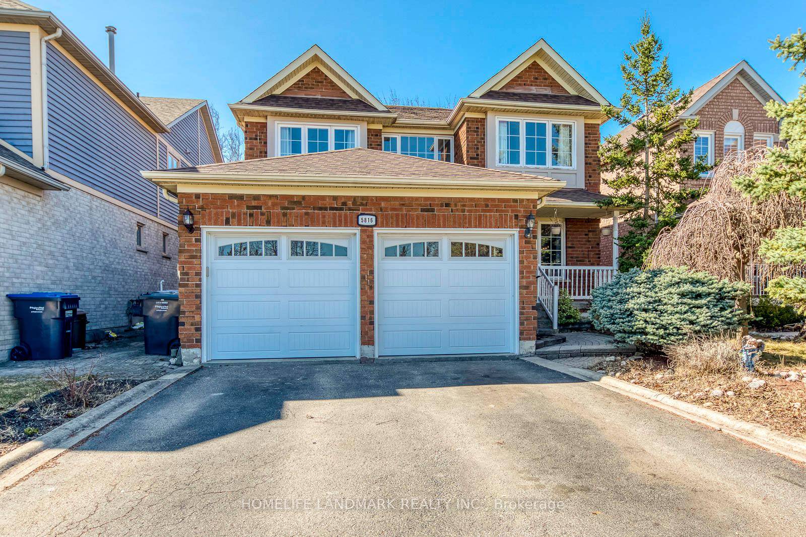 AAA location In Heart Of Central Erin Mills, John Fraser St Aloysius Gonzaga School Zone, Castlebridge PS French immersion Right In Front Of Castlegreen Meadows Park !