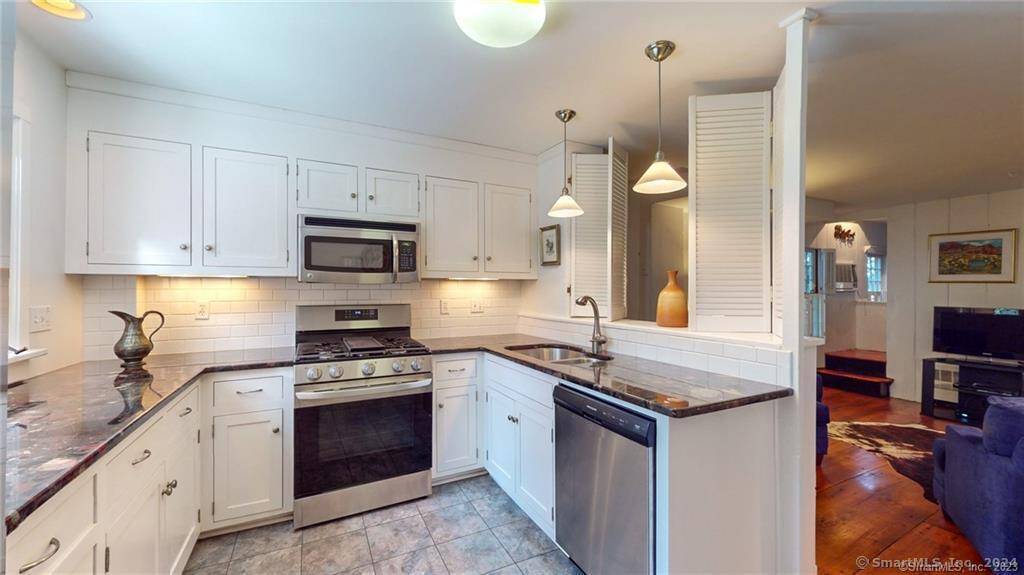 Colonial with a 2nd Floor Apartment !