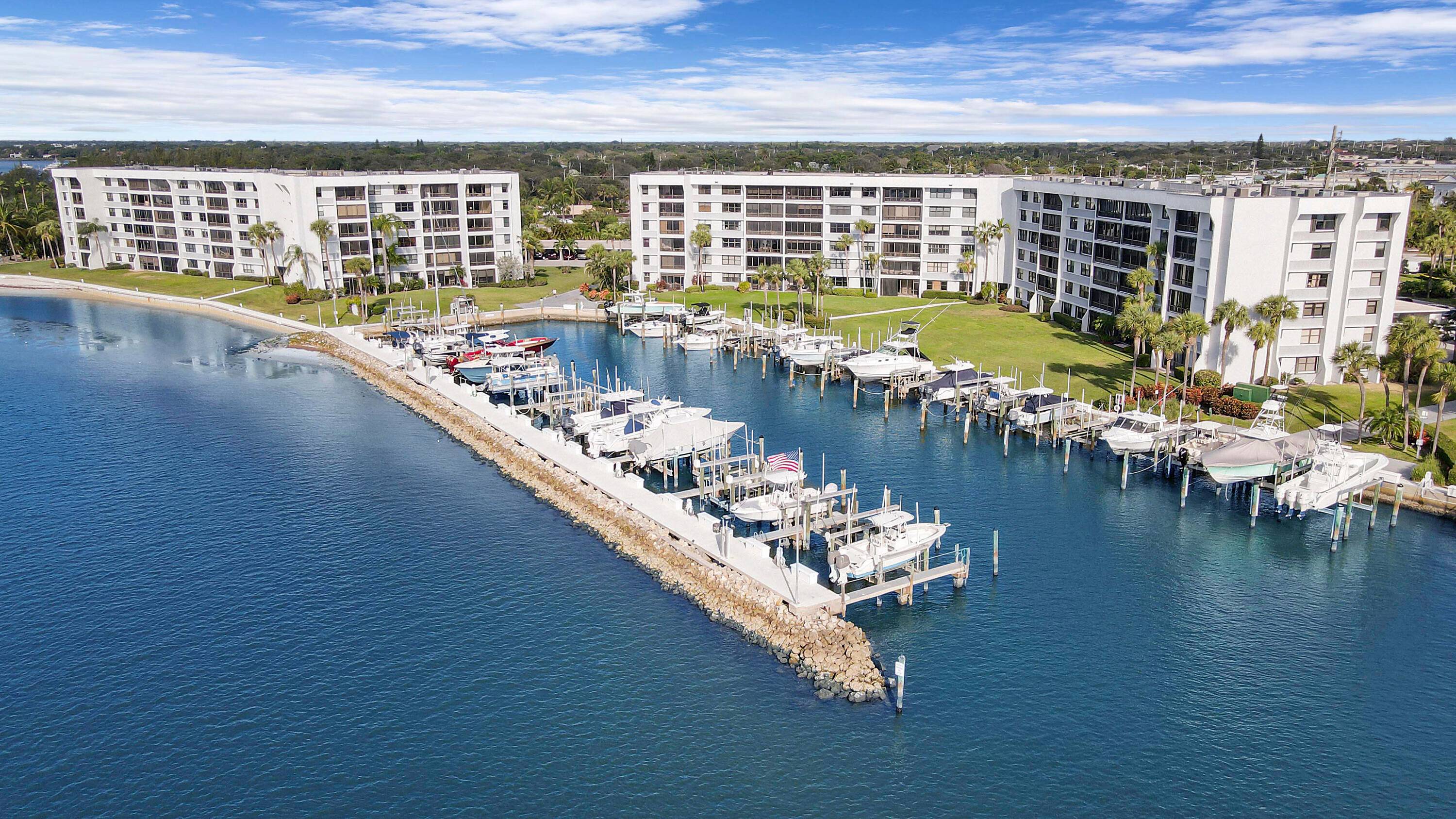 Nestled along the scenic Intracoastal Waterway, this beautifully maintained condominium on Jupiter Cove Drive offers an exceptional blend of comfort, convenience, and waterfront elegance.