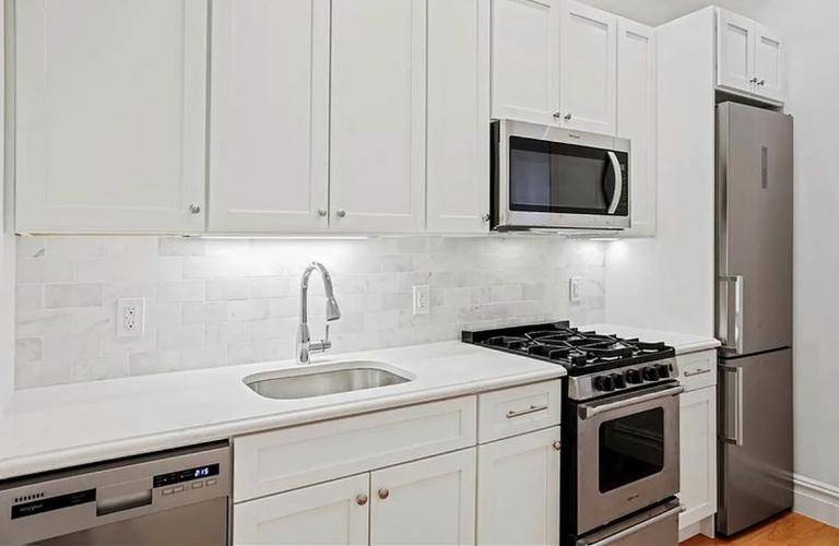 Nice one bedroom in prime upper Eastside location.