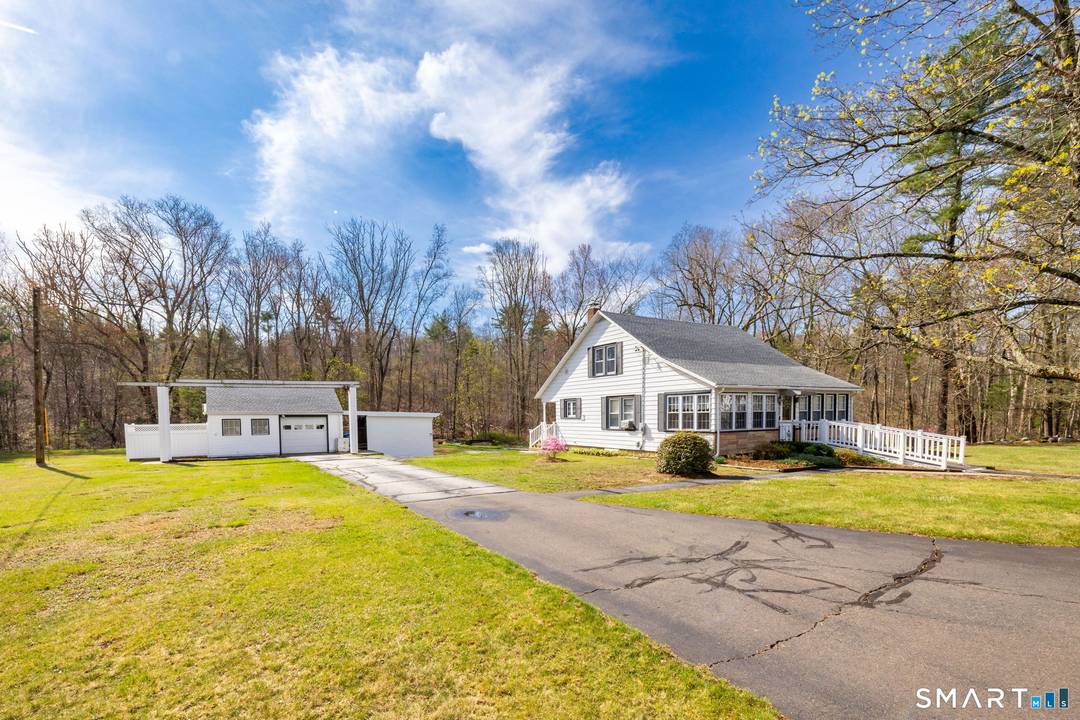 This unique 3 bedroom property offers a rare opportunity to live and work from the same location, with a rich history of over 75 years as a successful business.