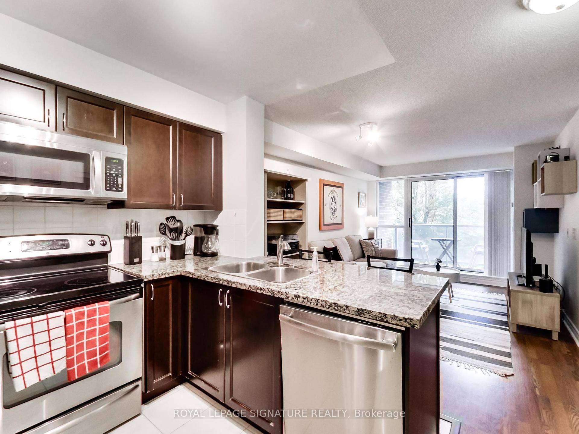 Amazing 1 Bedroom Condo in Sought After Islington Village !
