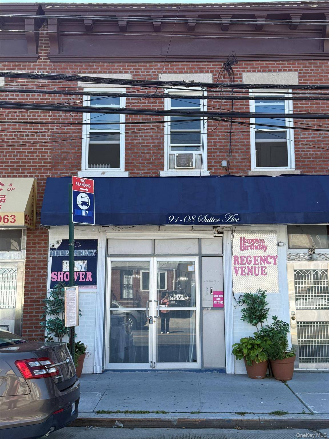 You can't miss this beautiful Mix use building for sale conveniently located two blocks away from Crossbay Blvd.