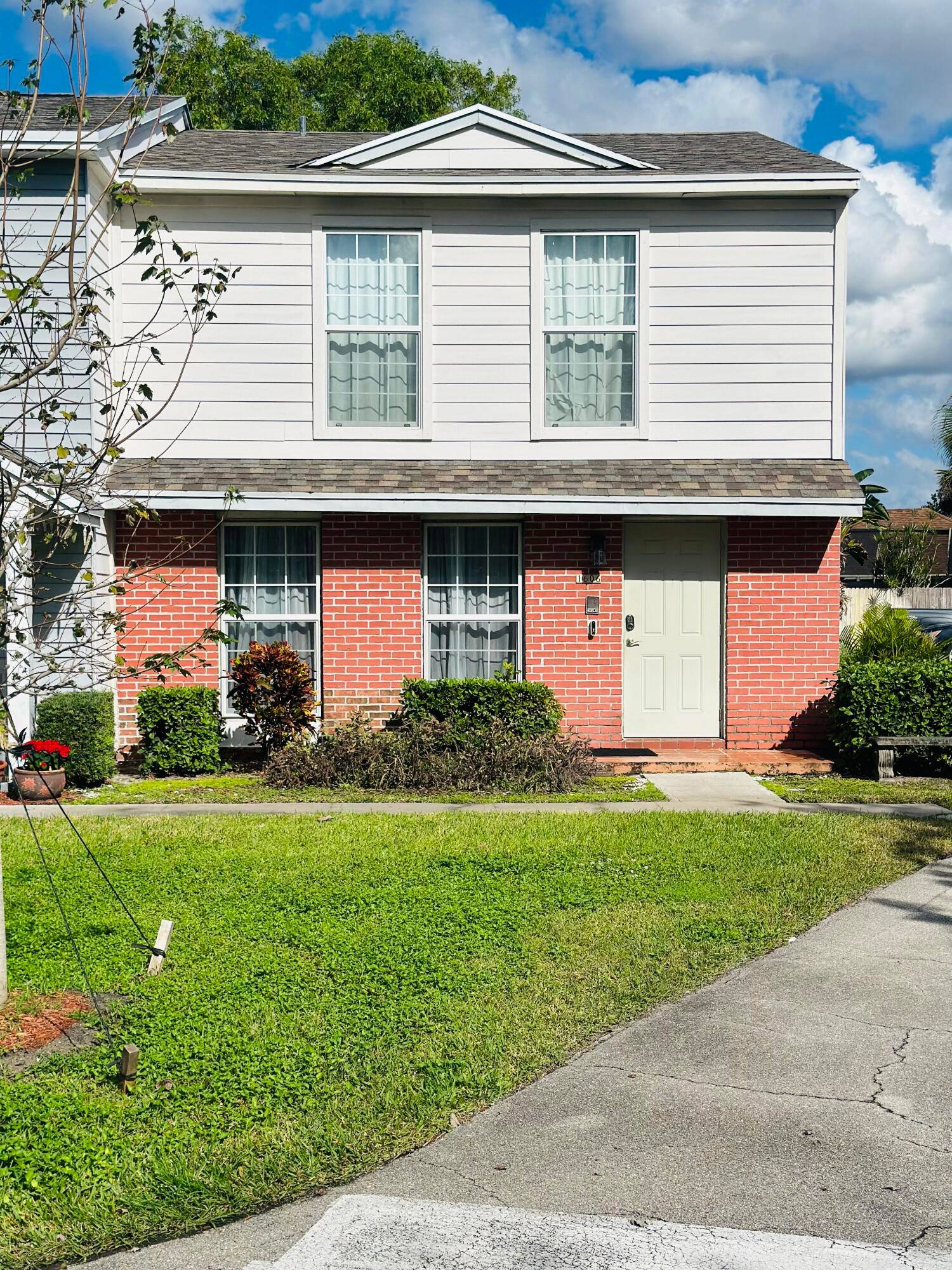 Beautiful Townhouse located in the Village of Wellington in the desired community of Brier Patch.