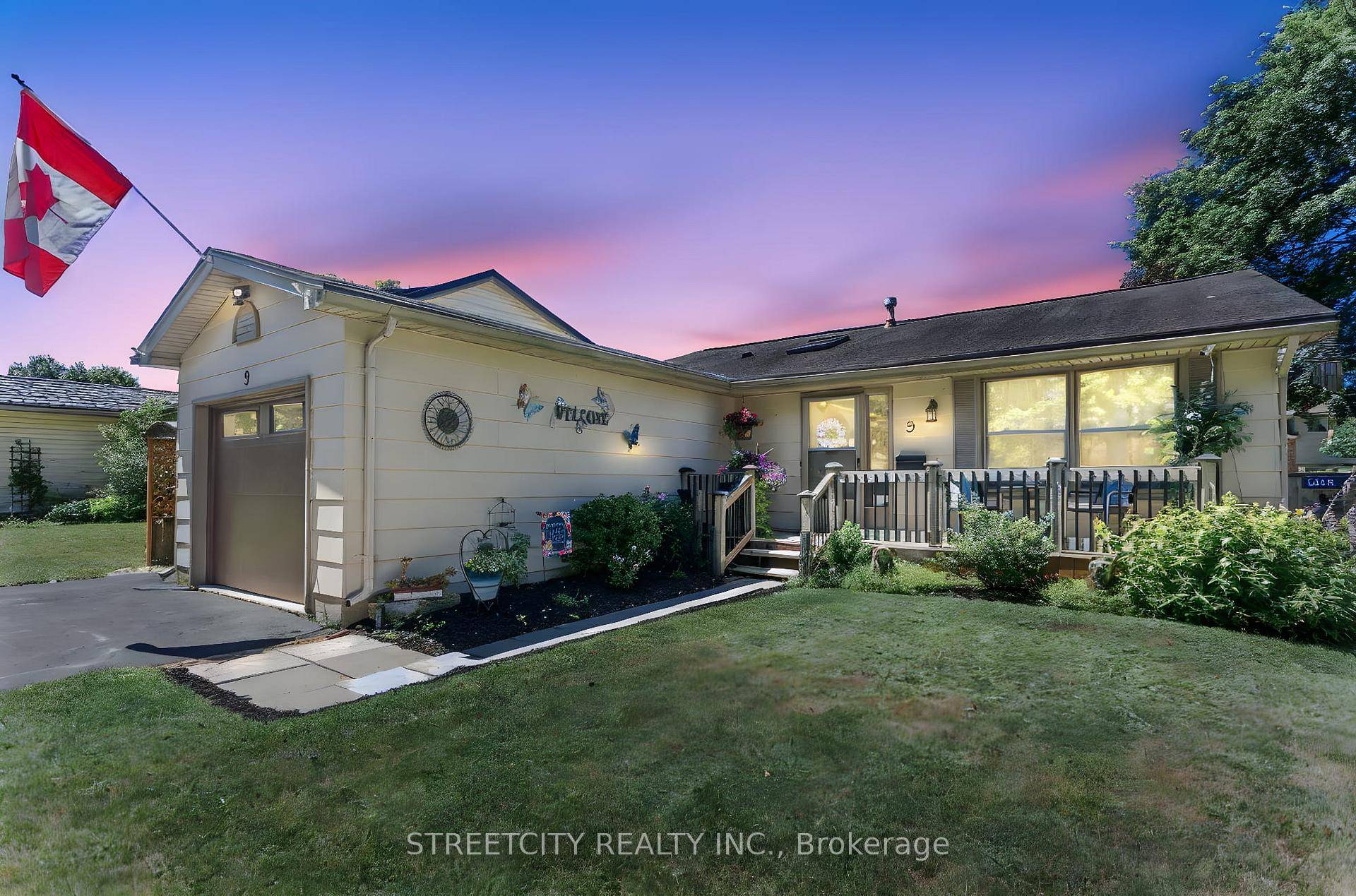 Updated North London Bungalow 9 Cottonwood Crescent Welcome to 9 Cottonwood Crescent, a beautifully updated 3 bedroom bungalow nestled in one of North London's most desirable and family friendly neighborhoods.