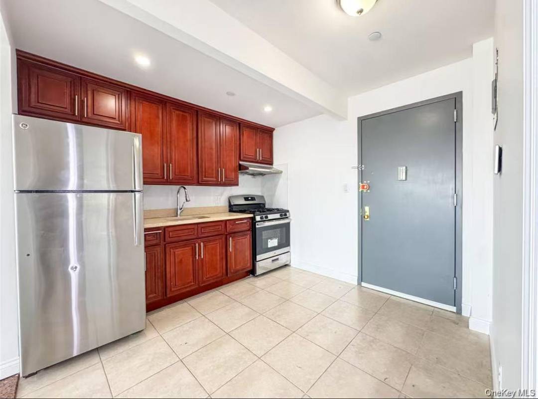 Spacious 2 bedroom, 2 bath condo with 1 parking space in the heart of Woodside with 669 sq.