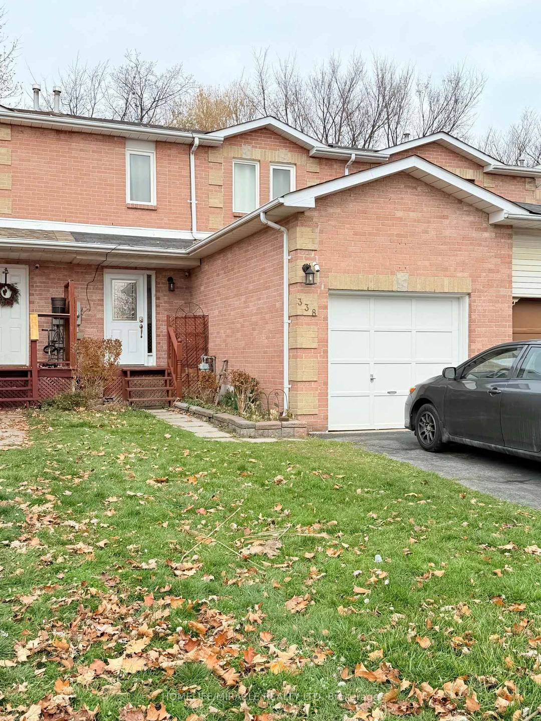 Beautiful, bright, and well maintained 3 bedroom townhouse in one of Oshawa's most convenient locations !