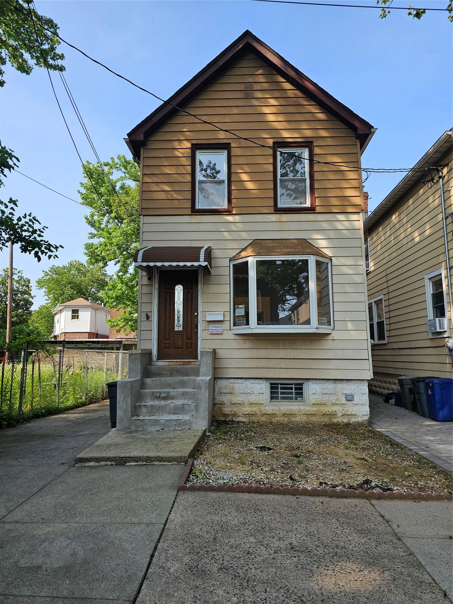 Unlock Your Dream Home A Renovation Opportunity in Throggs Neck's Coveted Country Club Imagine crafting your perfect family haven on a peaceful, dead end street in the highly desirable Country ...