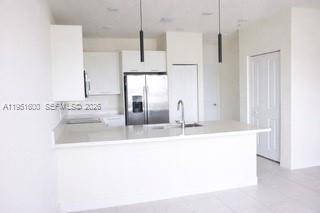 Beautiful, modern 3 bedroom unit.