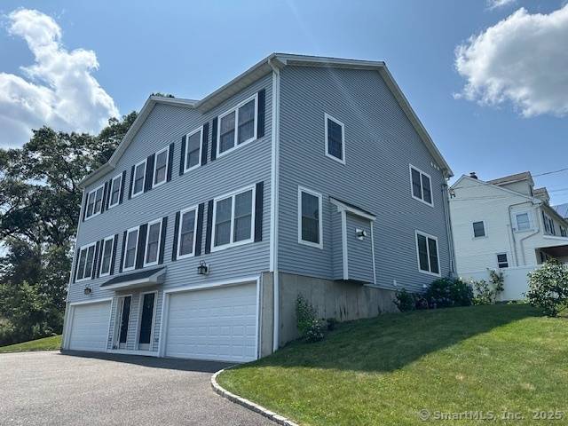 Discover this spacious and stylish townhome, ideally situated in one of Fairfield's most walkable neighborhoods just steps from the train, Whole Foods, fitness center, and scenic Ash Creek.