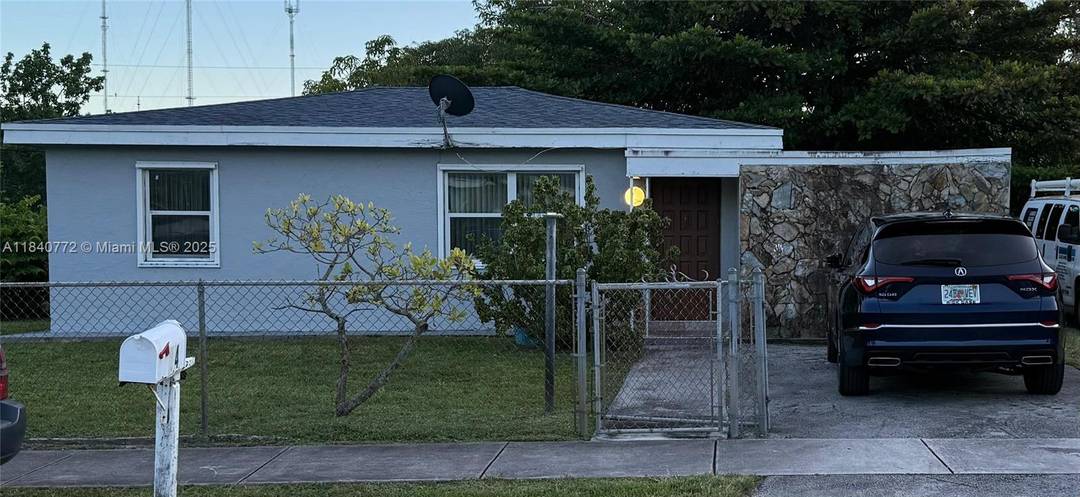 INVESTOR ALERT SINGLE FAMILY HOME IN A HUGE LOT MORE THAN 10K SF EASY TO CONVERT INTO A GREAT MULTIFAMILY RENTED WEST PARK.