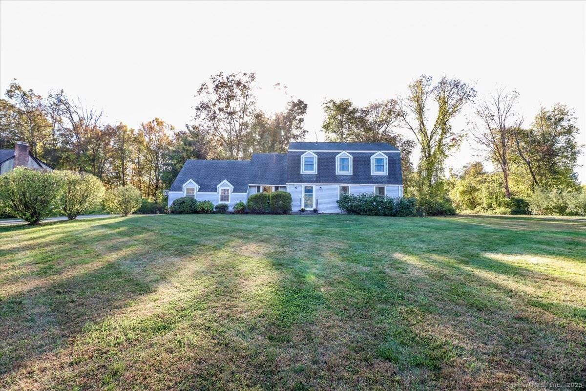 Welcome home ! Check out this spacious 4 bedroom Colonial set on a level lot in Upper Merryall.