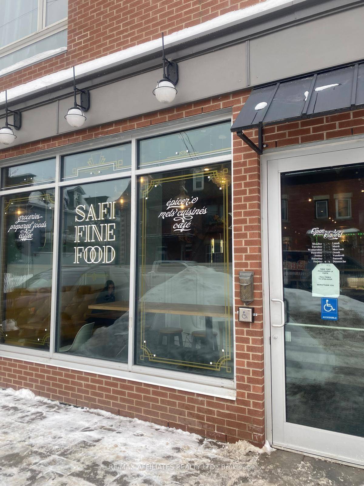 Business Opportunity ! Well established restaurant and in fantastic location.
