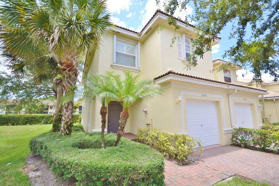 Fully furnished turnkey townhome in the heart of Wellington in sought after Georgian Courts.
