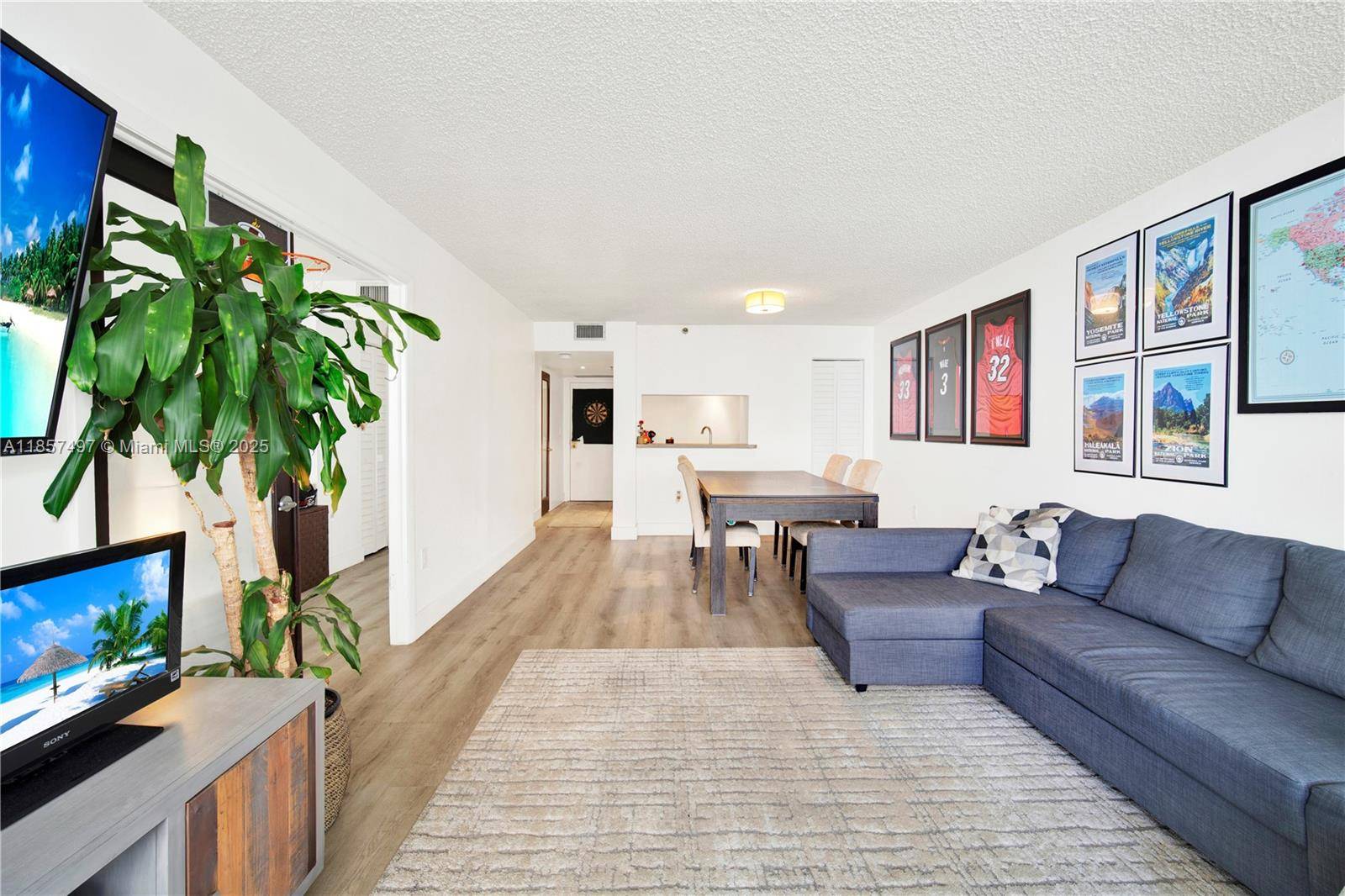Wake up to Biscayne Bay at your feet !