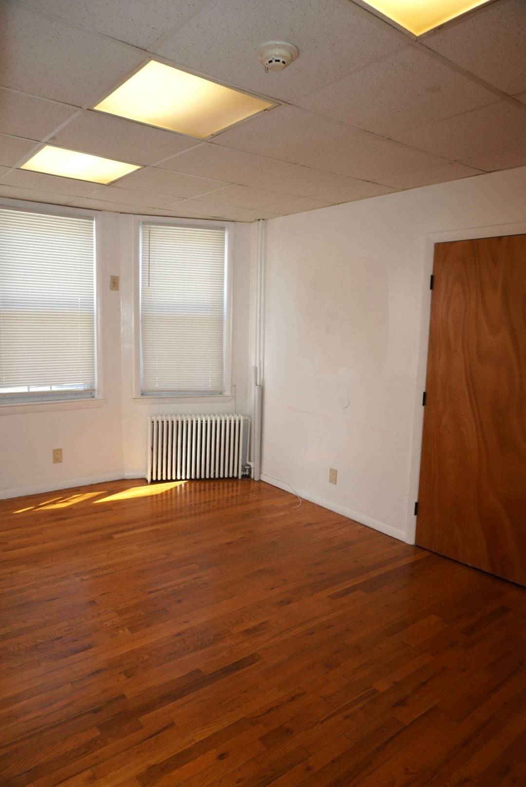 Welcome to this 3 bedroom 1 bath rental in Staten Island !