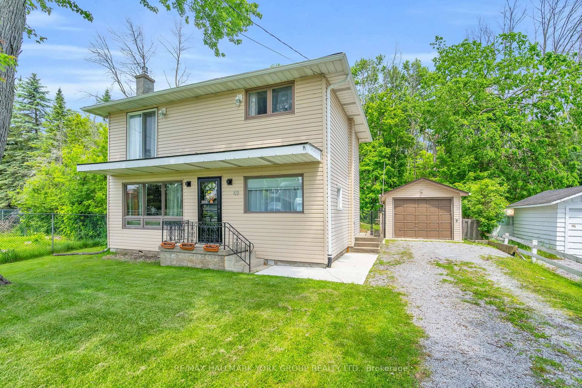 Charming 2 Storey Home in a Family Friendly Lakeside Community !