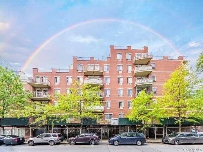 Conveniently located condo in the heart of Flushing.